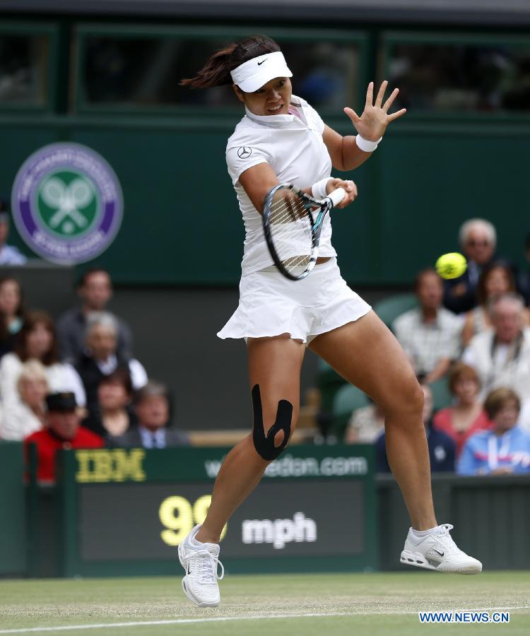 Li Na of China returns the ball during the quarterfinal of ladies' singles against Agnieszka Radwanska of Poland on day 8 of the Wimbledon Lawn Tennis Championships at the All England Lawn Tennis and Croquet Club in London, Britain on July 2, 2013. (Xinhua/Wang Lili)