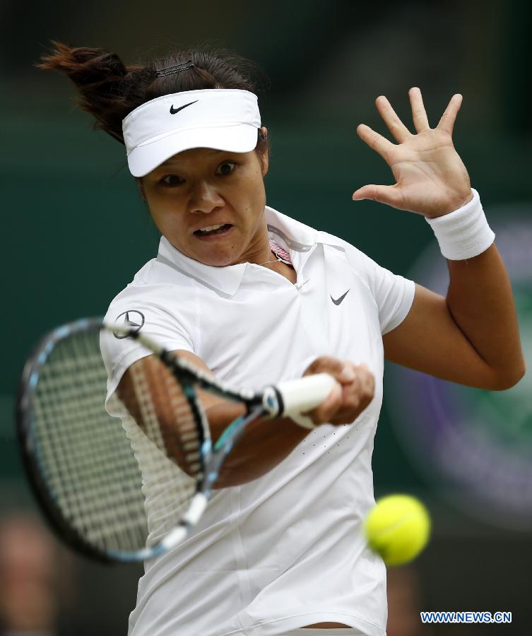 Li Na of China returns the ball during the quarterfinal of ladies' singles against Agnieszka Radwanska of Poland on day 8 of the Wimbledon Lawn Tennis Championships at the All England Lawn Tennis and Croquet Club in London, Britain on July 2, 2013. (Xinhua/Wang Lili)