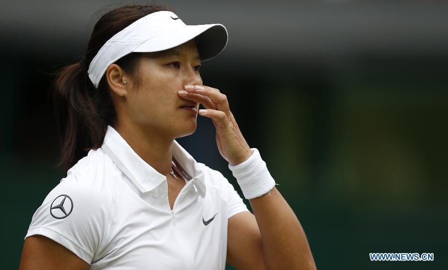 Li Na of China reacts during the quarterfinal of ladies' singles against Agnieszka Radwanska of Poland on day 8 of the Wimbledon Lawn Tennis Championships at the All England Lawn Tennis and Croquet Club in London, Britain on July 2, 2013. (Xinhua/Wang Lili)