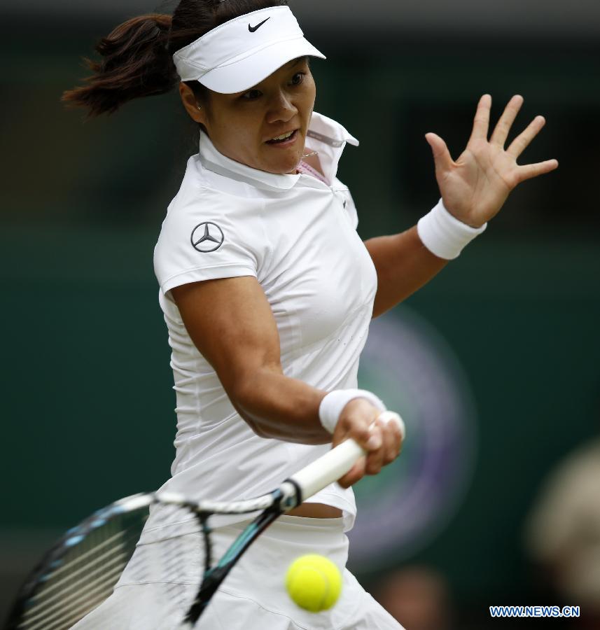 Li Na of China returns the ball during the quarterfinal of ladies' singles against Agnieszka Radwanska of Poland on day 8 of the Wimbledon Lawn Tennis Championships at the All England Lawn Tennis and Croquet Club in London, Britain on July 2, 2013. (Xinhua/Wang Lili)