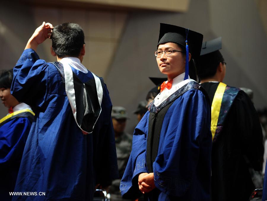 Graduates attend the graduation ceremony in the Taiyuan University of Technology in Taiyuan, capital of north China's Shanxi Province, July 2, 2013. The Taiyuan University of Technology held a graduation ceremony for its more than 5,800 graduates on Tuesday. (Xinhua/Yan Yan)
