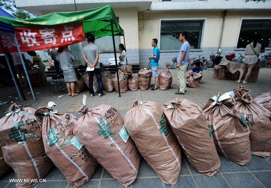 Graduates wait to consign their luggage for shipment in the Taiyuan University of Technology in Taiyuan, capital of north China's Shanxi Province, July 2, 2013. The Taiyuan University of Technology held a graduation ceremony for its more than 5,800 graduates on Tuesday. (Xinhua/Yan Yan)