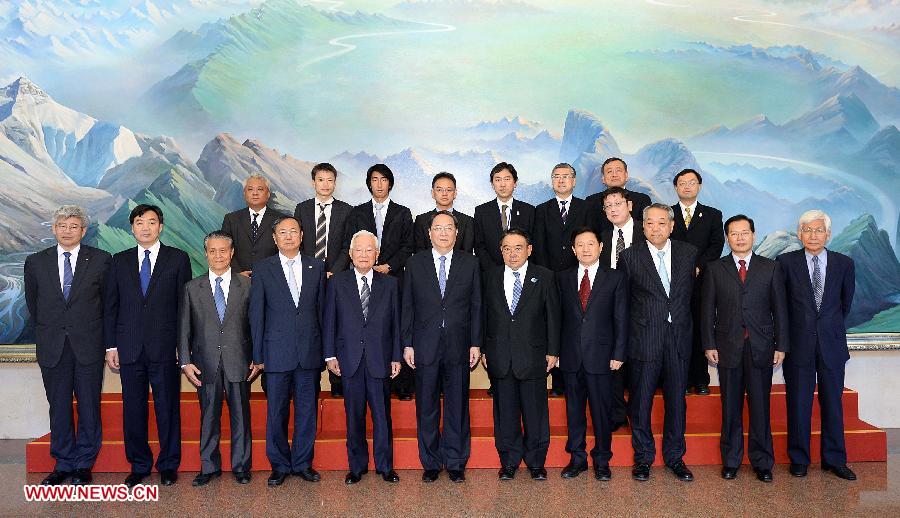 Yu Zhengsheng (C, front), chairman of the National Committee of the Chinese People's Political Consultative Conference (CPPCC), poses for photo with the Japanese delegation headed by Etsuhiko Shoyama (5th L, front), chairman of the Asia Exchange Association of Japan, in Beijing, capital of China, July 2, 2013. (Xinhua/Li Tao)
