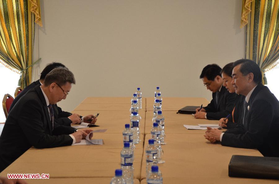 Chinese Foreign Minister Wang Yi (1st R) meets with Mongolian Foreign Minister L. Bold (L) in Bandar Seri Begawan, capital of Brunei, on July 2, 2013. (Xinhua/Wu Junlin)