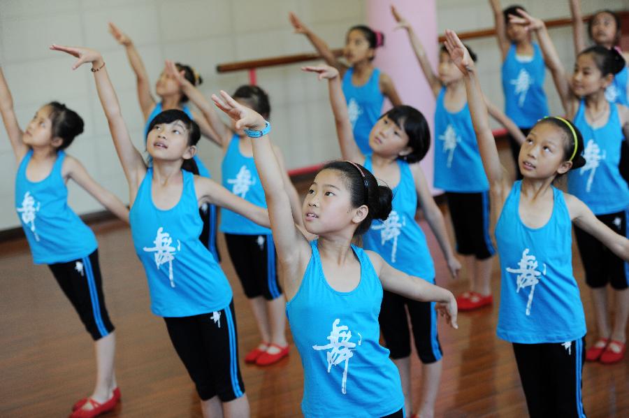 Girls train at summer dance camp Red Shoes in Yuyao city, Zhejiang province, July 2, 2013. (Photo:Chen Binrong/Xinhua)