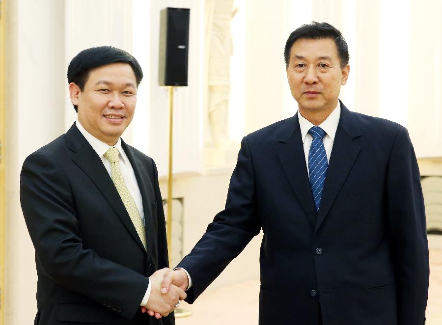 Chinese State Councilor Wang Yong (R) meets with Vuong Dinh Hue, head of the Economic Commission of the Communist Party of Vietnam Central Committee, in Beijing, capital of China, July 2, 2013. (Xinhua/Yao Dawei)