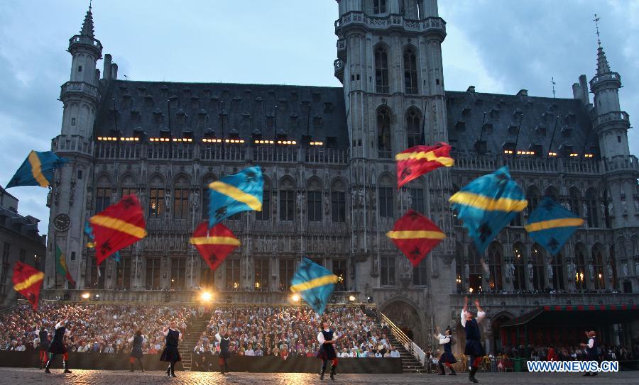 Performers in medieval costumes take part in the annual procession of Ommegang in Grand Place of Brussels, capital of Belgium, July 2, 2013. Ommegang is Brussels' traditional pageant to reenact the entry of Holy Roman Emperor Charles V to Brussels in 1549. (Xinhua/Yan Ting)