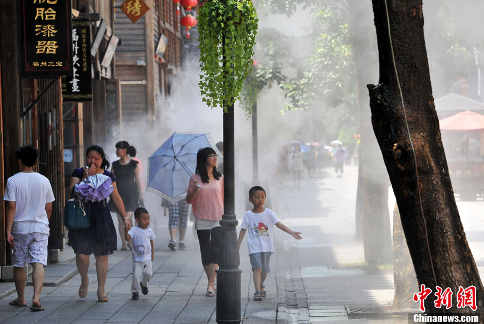 Fuzhou, capital of southeast China's Fujian Province, beats the heat with mist cooling. (Photo: Chinanews.com)