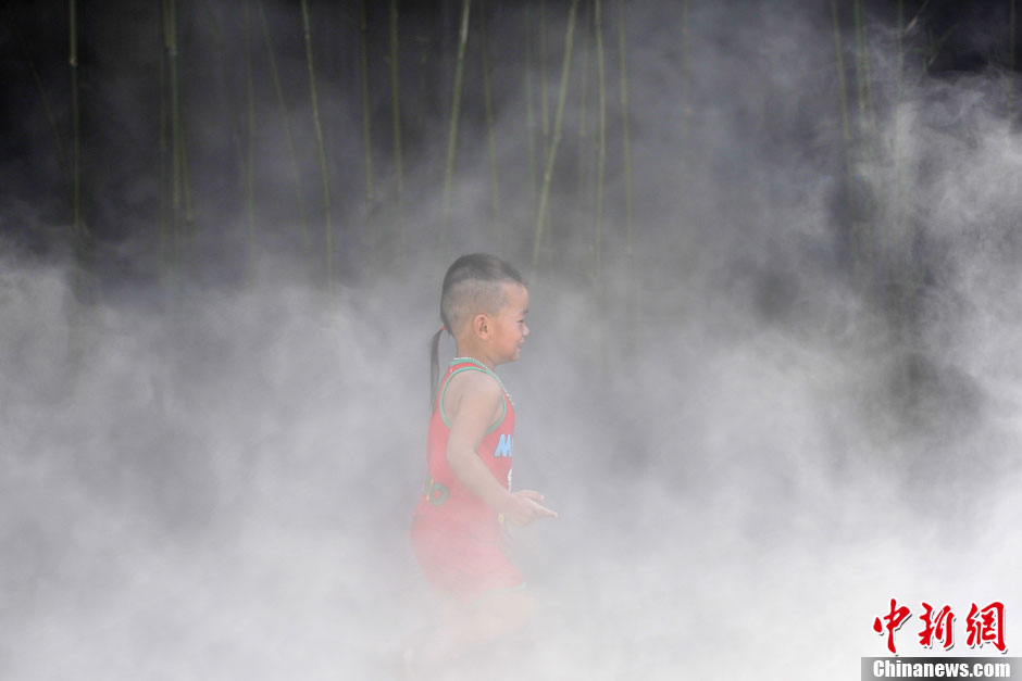 Fuzhou, capital of southeast China's Fujian Province, beats the heat with mist cooling. (Photo: Chinanews.com)