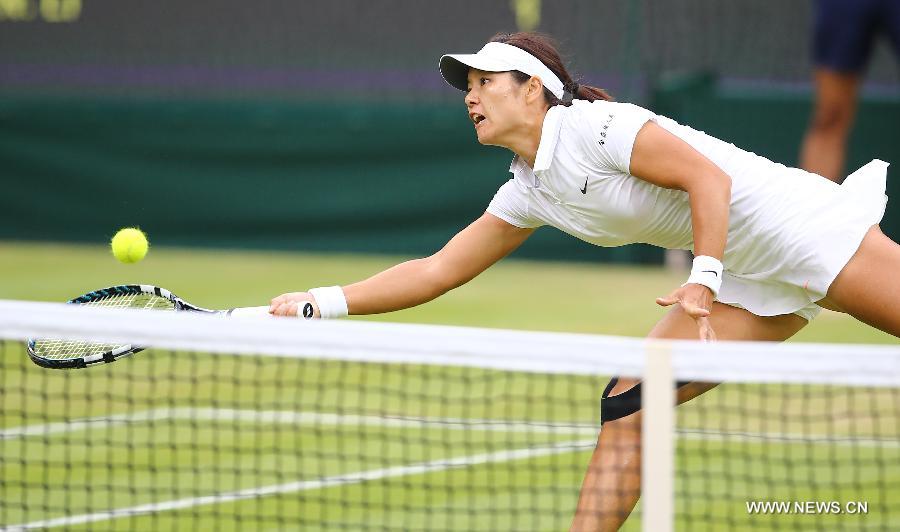 Li Na of China returns the ball during the quarterfinal of women's singles against Agnieszka Radwanska of Poland on day 8 of the Wimbledon Lawn Tennis Championships at the All England Lawn Tennis and Croquet Club in London, Britain on July 2, 2013. Li Na lost 1-2. (Xinhua/Yin Gang) 