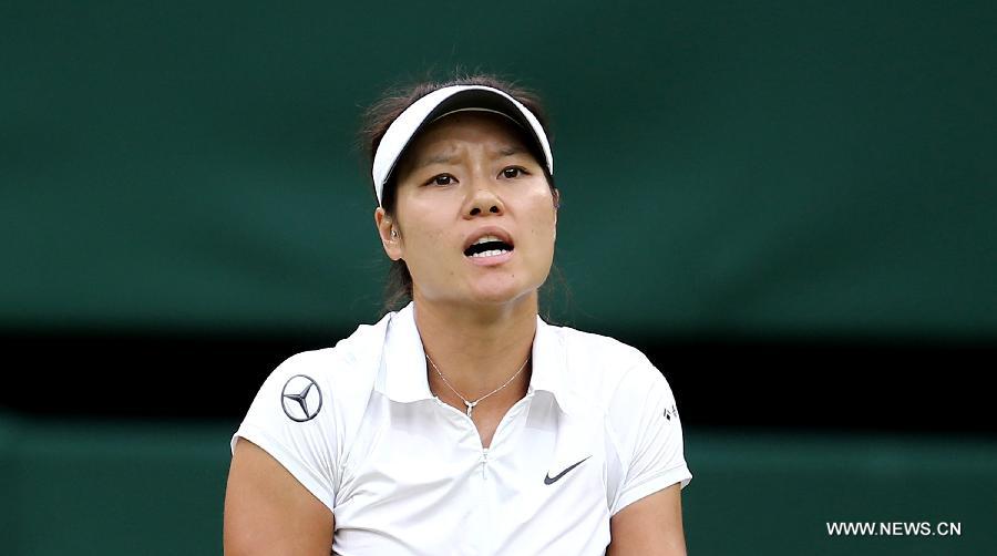 Li Na of China reacts during the quarterfinal of women's singles against Agnieszka Radwanska of Poland on day 8 of the Wimbledon Lawn Tennis Championships at the All England Lawn Tennis and Croquet Club in London, Britain on July 2, 2013. Li Na lost 1-2. (Xinhua/Yin Gang) 