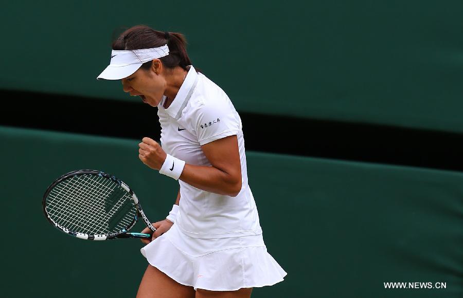 Li Na of China reacts during the quarterfinal of women's singles against Agnieszka Radwanska of Poland on day 8 of the Wimbledon Lawn Tennis Championships at the All England Lawn Tennis and Croquet Club in London, Britain on July 2, 2013. Li Na lost 1-2. (Xinhua/Yin Gang) 