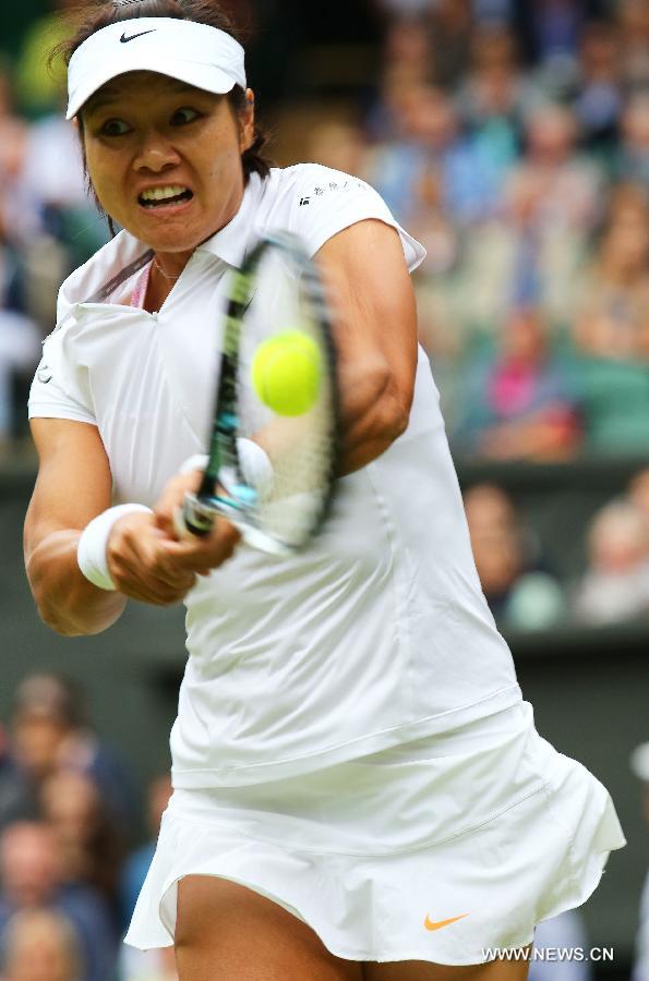 Li Na of China returns the ball during the quarterfinal of women's singles against Agnieszka Radwanska of Poland on day 8 of the Wimbledon Lawn Tennis Championships at the All England Lawn Tennis and Croquet Club in London, Britain on July 2, 2013. Li Na lost 1-2. (Xinhua/Yin Gang) 