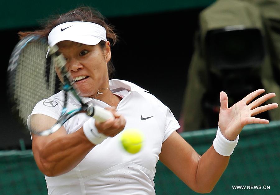 Li Na of China returns the ball during the quarterfinal of women's singles against Agnieszka Radwanska of Poland on day 8 of the Wimbledon Lawn Tennis Championships at the All England Lawn Tennis and Croquet Club in London, Britain on July 2, 2013. Li Na lost 1-2. (Xinhua/Yin Gang) 