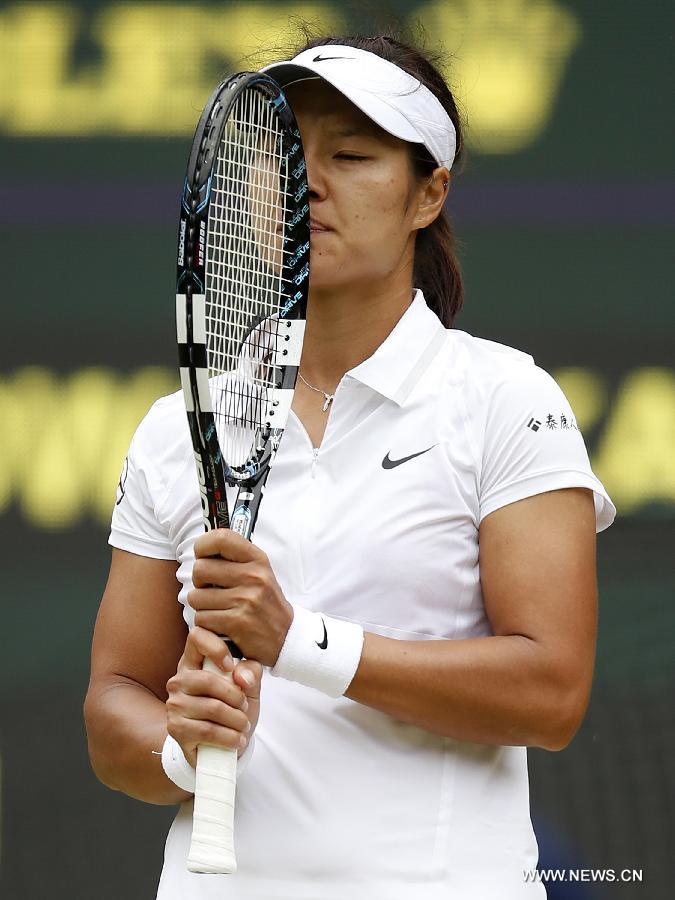 Li Na of China reacts during the quarterfinal of women's singles against Agnieszka Radwanska of Poland on day 8 of the Wimbledon Lawn Tennis Championships at the All England Lawn Tennis and Croquet Club in London, Britain on July 2, 2013. Li Na lost 1-2. (Xinhua/Wang Lili)