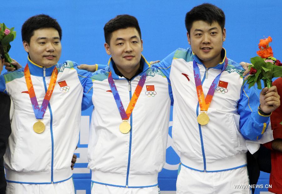Gold medalists Ding Junhui, Tian Pengfei and Liang Wenbo (from L to R) of China pose during the awarding ceremony after the men's snooker team final match at the 4th Asian Indoor&Martial Arts Games Incheon at Songdo Convensia in Incheon, South Korea, on July 2, 2013. Team China claimed the title. (Xinhua/Park Jin-hee)