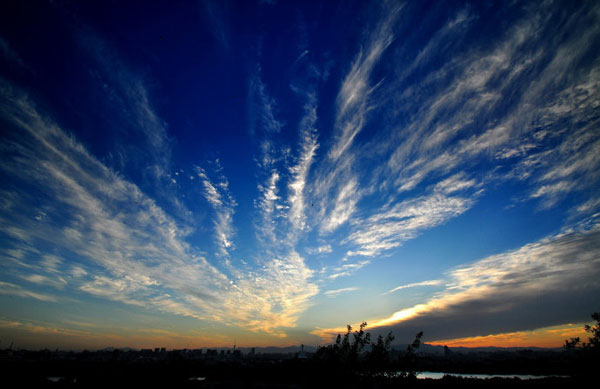 Photo taken on July 2nd 2013 at Jingshan Park shows clouds during sunset in Beijing. A rainstorm on Monday night washed up the sky and brought fine weather along with it.[Photo: CRIENGLISH.com/ Song Xiaofeng]    