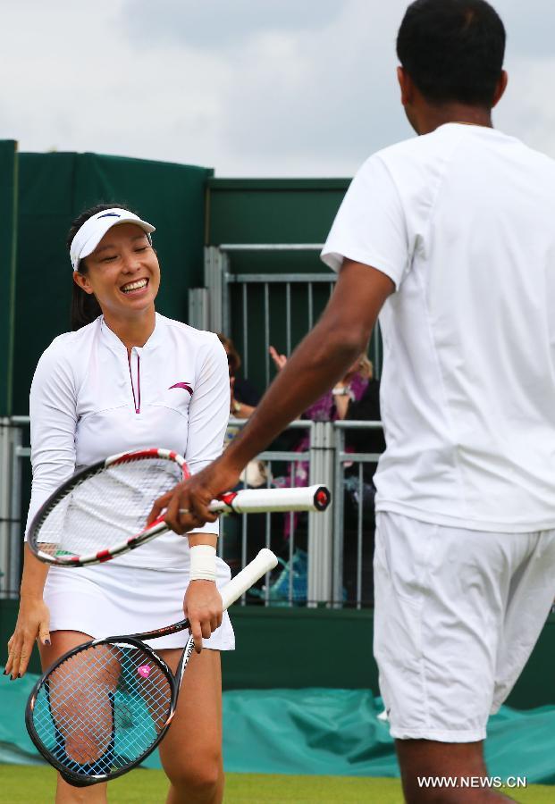 Zheng Jie (L) of China and Rohan Bopanna of India react during the mixed doubles round of 16 match against Johan Brunstrom of Sweden and Katalin Marosi of Hungary at the Wimbledon Lawn Tennis Championships in London, Britain on July 3, 2013. Zheng and Bopanna won the match 2-1. (Xinhua/Yin Gang)