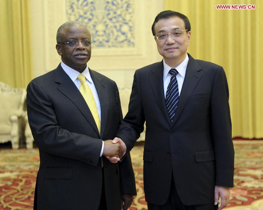 Chinese Premier Li Keqiang (R), also a member of the Standing Committee of the Political Bureau of the Communist Party of China Central Committee, shakes hands with Uganda's Prime Minister Amama Mbabazi, also secretary general of Uganda's ruling National Resistance Movement, prior to their meeting at the Great Hall of the People in Beijing, capital of China, July 3, 2013. (Xinhua/Zhang Duo)