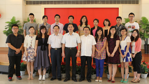 Lai Derong poses for a photo with journalists at the start-up ceremony of the collective interview activity. 