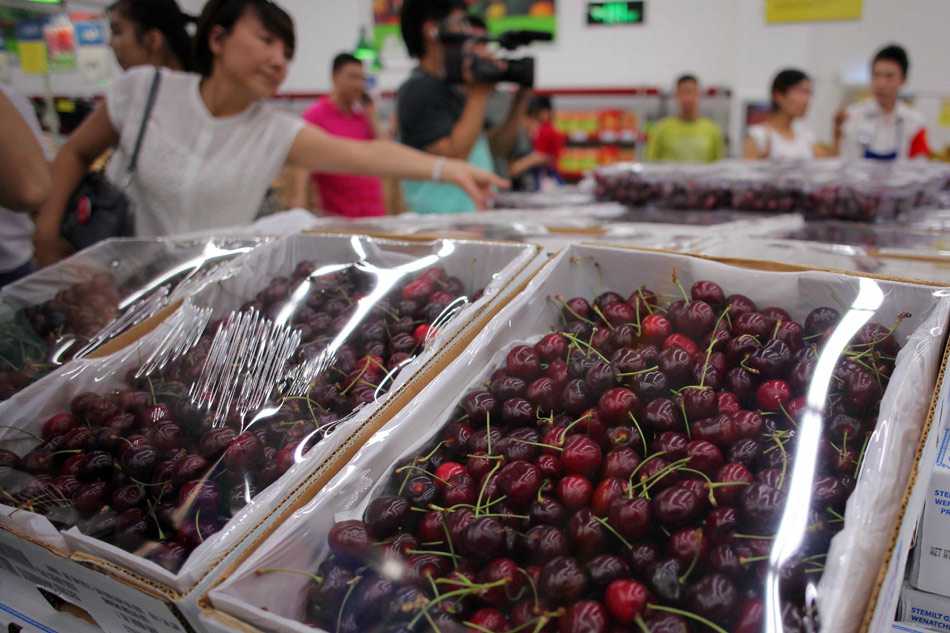 US cherries are sold at a Sam's Club in Beijing. As cherries become increasingly popular in China, so have imports of US cherries, which were worth $75 million in 2012. [Photo / China Daily] 