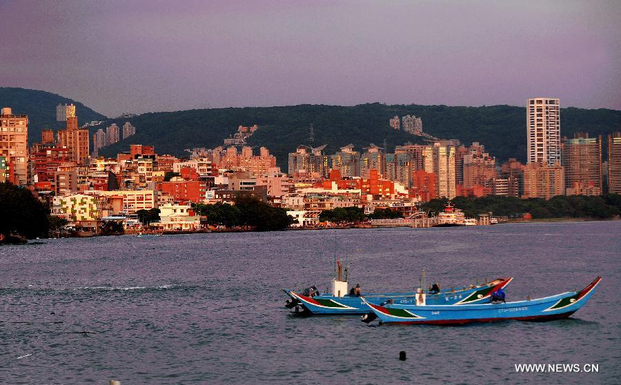 Photo taken on July 3, 2013 shows the scenery of sunset in Danshui, Xinbei, southeast China's Taiwan. Dubbed as the "Oriental Venice", Danshui is a pop scenery spot for tourists. (Xinhua/Tao Ming)