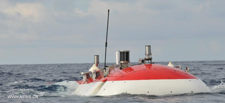 China's manned submersible Jiaolong ermerges from water after a deep-sea dive into the south China sea, July 3, 2013. The Jiaolong manned submersible on Wednesday carried out a scientific dive to conduct geological sampling on a complex terrain. (Xinhua/Zhang Xudong)