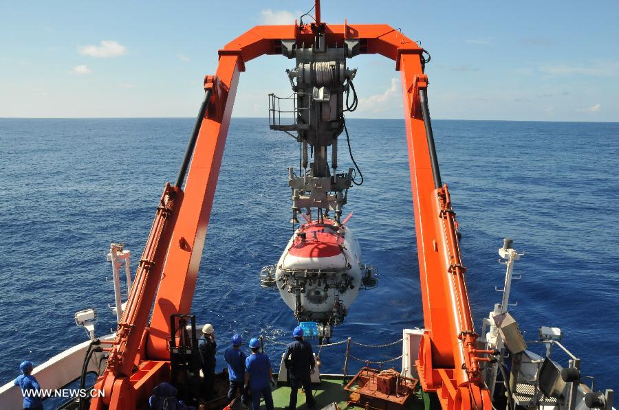 China's manned submersible Jiaolong is hoisted by its support ship Xiangyanghong 09 for a deep-sea dive into the south China sea, July 3, 2013. The Jiaolong manned submersible on Wednesday carried out a scientific dive to conduct geological sampling on a complex terrain. (Xinhua/Zhang Xudong)