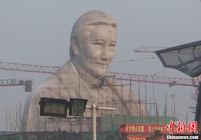 An unfinished statue of Soong Ching Ling was torn down in Zhengzhou, capital of Central China’s Henan province, the CNS reporter learned on July 3, 2013. The Henan Soong Ching Ling Foundation planned to build the 27-meter stone statue with an investment of 120 million yuan ($19.5 million) in August, 2011. No explanation has been offered for the demolition. File photo shows a 24-meter stone statue of Soong Ching Ling is going up in Zhengzhou, capital of Central China’s Henan province, on Nov 3, 2011. (Photo/Hu Ying)