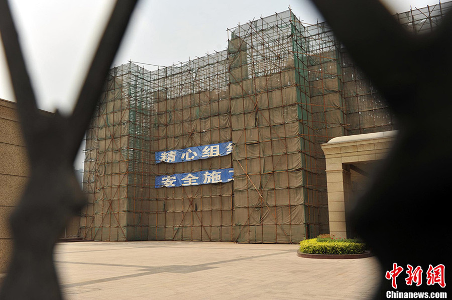 Photo taken on July 3 shows an unfinished statue of Soong Ching Ling is torn down in Zhengzhou, capital of Central China’s Henan province. The Henan Soong Ching Ling Foundation planned to build the 27-meter stone statue with an investment of 120 million yuan ($19.5 million) in August, 2011. No explanation has been offered for the demolition.(Photo/Hu Ying)