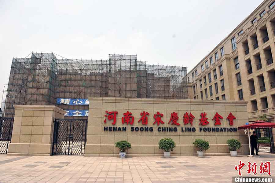 Photo taken on July 3 shows an unfinished statue of Soong Ching Ling is torn down in Zhengzhou, capital of Central China’s Henan province. The Henan Soong Ching Ling Foundation planned to build the 27-meter stone statue with an investment of 120 million yuan ($19.5 million) in August, 2011. No explanation has been offered for the demolition.(Photo/Hu Ying)