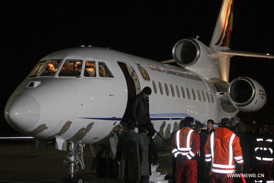 Bolivian President Evo Morales (C) arrives to El Alto Airport in La Paz department, Bolivia, on July 3, 2013. The plane of Bolivian President Evo Morales landed Wednesday in the airport of Brazil's northeastern city of Fortaleza, after a five-hour flight from Canary Islands, where the airplane made a refueling stop. The plane was rerouted by some European countries late Tuesday and remained in Vienna, Austria for more than 15 hours on suspicions that it was carrying U.S. whistleblower Edward Snowden. (Xinhua/Enzo De Luca/ABI) 