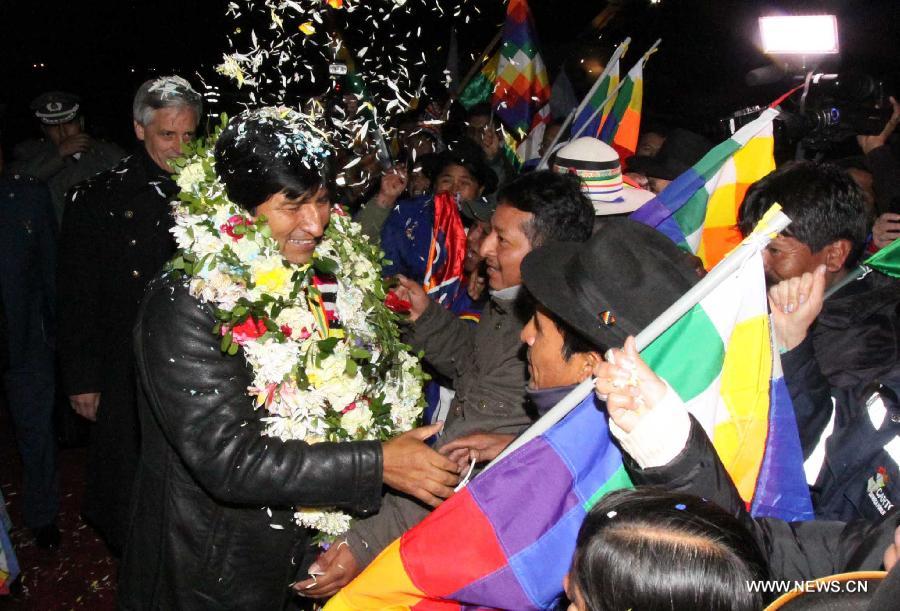 Bolivian President Evo Morales (Front L) is received by residents, ministers and members of social movements after his arrival to El Alto Airport, in La Paz department, Bolivia, on July 3, 2013. The plane of Bolivian President Evo Morales landed Wednesday in the airport of Brazil's northeastern city of Fortaleza, after a five-hour flight from Canary Islands, where the airplane made a refueling stop. The plane was rerouted by some European countries late Tuesday and remained in Vienna, Austria for more than 15 hours on suspicions that it was carrying U.S. whistleblower Edward Snowden. (Xinhua/Jorge Mamani/ABI) 