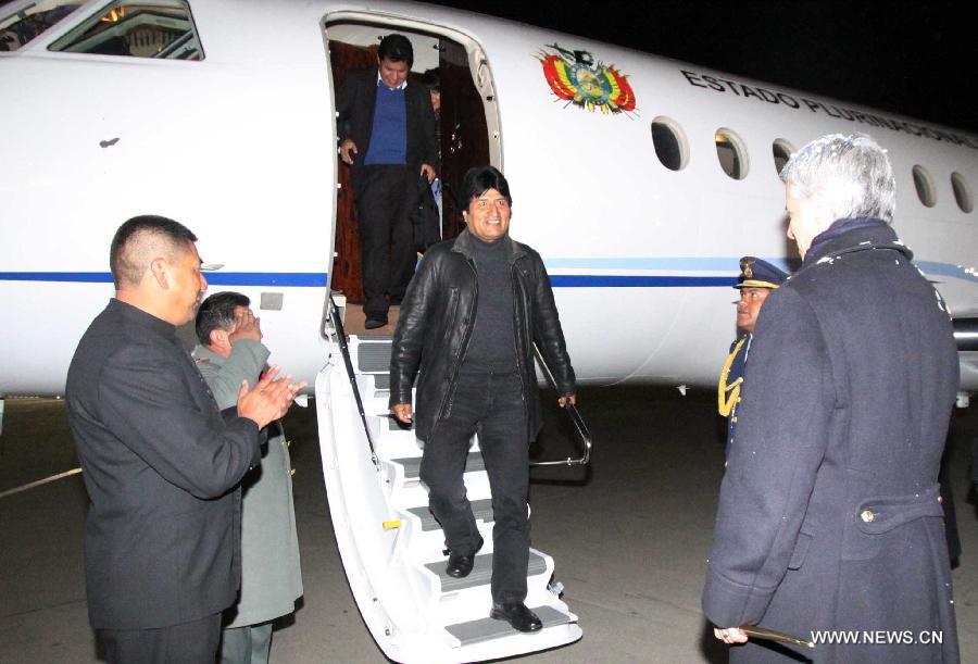 Bolivian President Evo Morales (C) arrives at El Alto Airport in La Paz department, Bolivia, on July 3, 2013. The plane of Bolivian President Evo Morales landed Wednesday in the airport of Brazil's northeastern city of Fortaleza, after a five-hour flight from Canary Islands, where the airplane made a refueling stop. The plane was rerouted by some European countries late Tuesday and remained in Vienna, Austria for more than 15 hours on suspicions that it was carrying U.S. whistleblower Edward Snowden. (Xinhua/Jorge Mamani/ABI) 