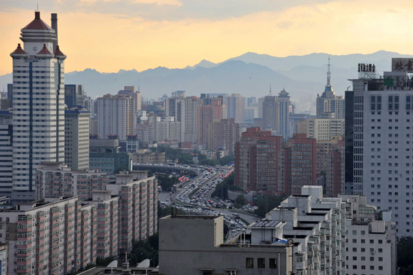 Heavy traffic fills downtown Beijing under a clear blue sky July 4, 2013. A brief thunderstorm hit Beijing Thursday evening followed by clear skies. (Photo/Xinhua)