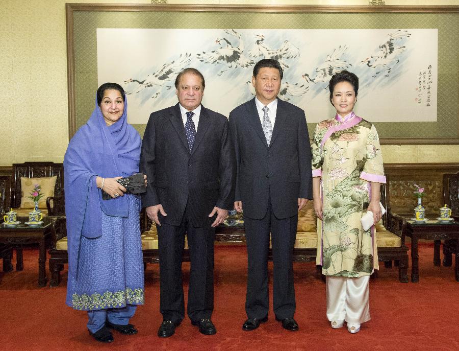 Chinese President Xi Jinping (2nd R) and Pakistani Prime Minister Nawaz Sharif (2nd L) pose for a group photo during their meeting in Beijing, capital of China, July 4, 2013. (Xinhua/Li Xueren)