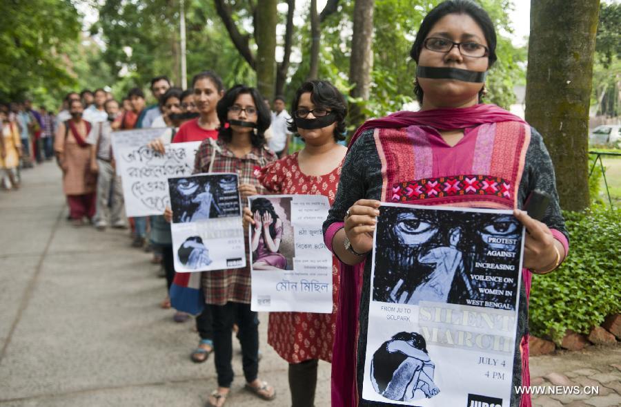 Indian youth take part in a silent protest against the recent gang rapes and murder in Calcutta, Capital of eastern Indian state West Bengal, July 4, 2013. According to the National Crime Records Bureau (NCRB) report, West Bengal accounted for 12.67 percent of the total crimes committed against women in the country while Calcutta ranked the third most unsafe metropolis for women, behind Delhi and Bangalore. (Xinhua/Tumpa Mondal)