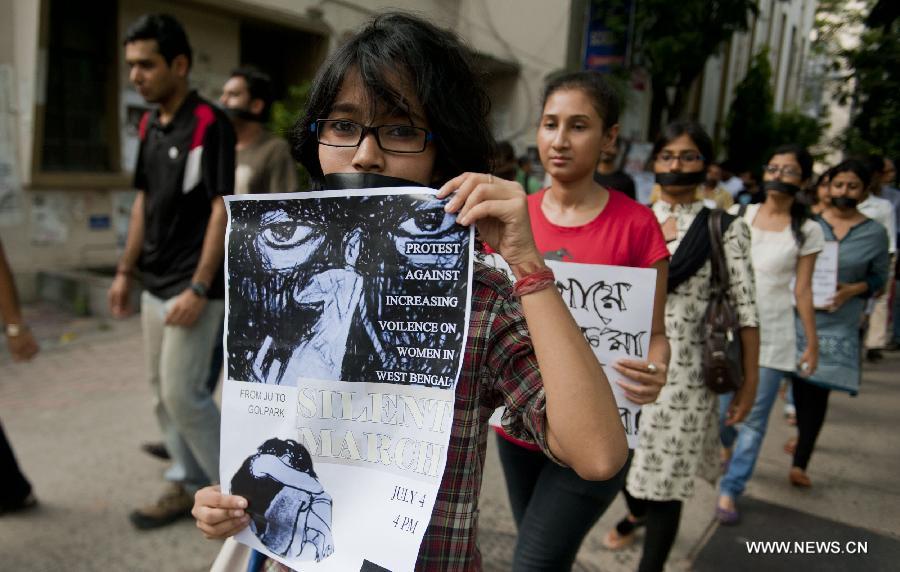 Indian youth take part in a silent protest against the recent gang rapes and murder in Calcutta, Capital of eastern Indian state West Bengal, July 4, 2013. According to the National Crime Records Bureau (NCRB) report, West Bengal accounted for 12.67 percent of the total crimes committed against women in the country while Calcutta ranked the third most unsafe metropolis for women, behind Delhi and Bangalore. (Xinhua/Tumpa Mondal)