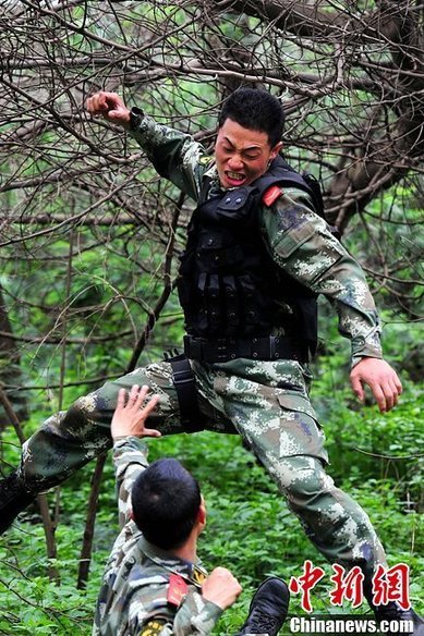 Recently, the third Detachment of the Yunnan Contingent of the Chinese People's Armed Police Force (APF) organizes its special operation members to conduct field training in the jungle in the western suburbs of Kunming. (Chinanews.com/Hao Yaxin)
