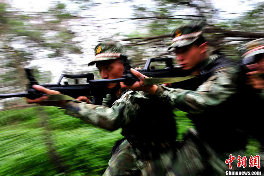 Recently, the third Detachment of the Yunnan Contingent of the Chinese People's Armed Police Force (APF) organizes its special operation members to conduct field training in the jungle in the western suburbs of Kunming. (Chinanews.com/Hao Yaxin)