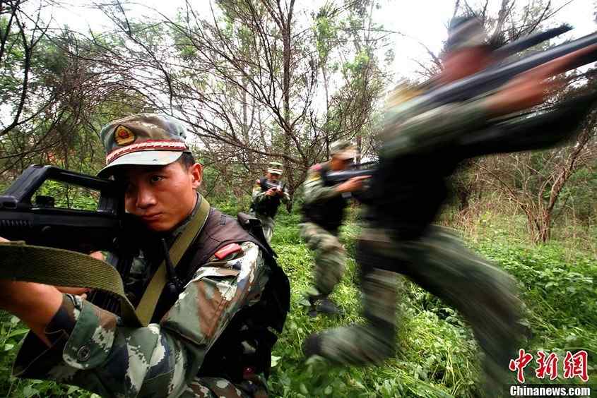 Recently, the third Detachment of the Yunnan Contingent of the Chinese People's Armed Police Force (APF) organizes its special operation members to conduct field training in the jungle in the western suburbs of Kunming. (Chinanews.com/Hao Yaxin)