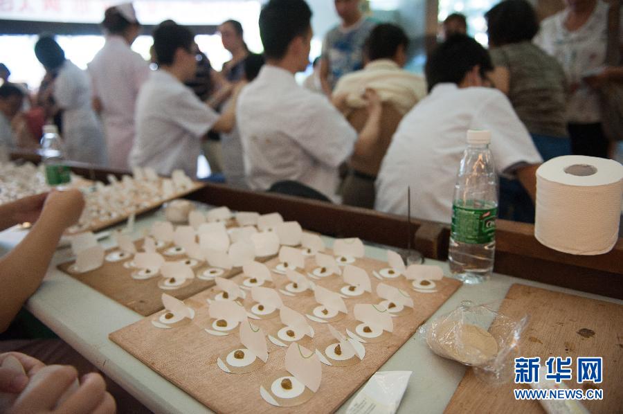 Doctor prepare plaster applications at the Guangdong Provincial Traditional Chinese Medical Hospital July 3, 2013. [Photo: Xinhua/Mao Siqian] 