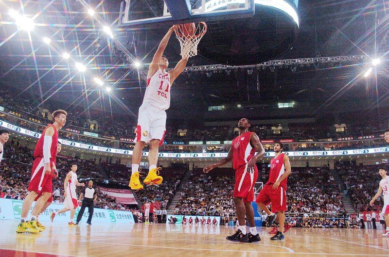 Yi Jianlian dunks the ball during a Yao Foundation  charity game, sponsored by the charity foundation initiated by former  Chinese basketball star Yao Ming, between the Chinese team and a team  of NBA stars in Beijing, China, July 1, 2013. Team of NBA stars won  61-58. (Photo/Osports)