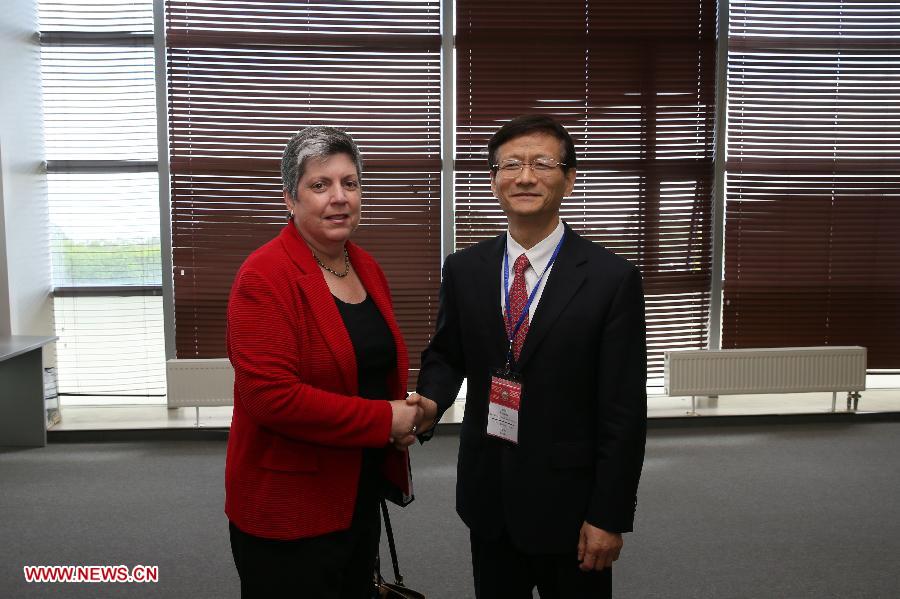 Meng Jianzhu (R), a member of the Political Bureau of the Communist Party of China (CPC) Central Committee and secretary of the Commission for Political and Legal Affairs of the CPC Central Committee, meets with Janet Napolitano, U.S. Secretary of Homeland Security, in Vladivostok, Russia, on July 3, 2013. (Xinhua/Hao Fan)