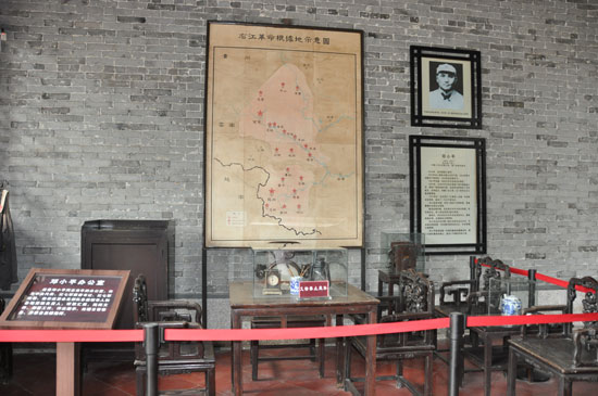 The office of Deng Xiaoping during the Baise Uprising period is displayed at the Yuedong Assembly Hall, located at Jeifang Street, Baise, south China's Guangxi Zhuang autonomous region.  (People's Daily Online/Ye Xin)