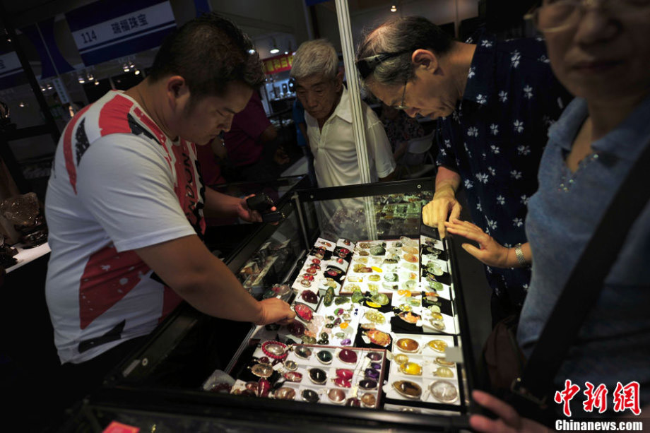 2013 Beijing Summer Jewelry Show kicks off on July, 4 and attracts nearly 200 jewelers with various jewels made of crystals, agates, ambers, rubies, jades, diamonds and other precious stones. (Chinanews.com/Jin Shuo)