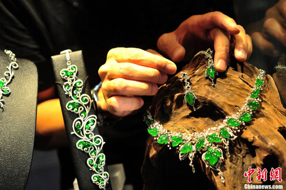 2013 Beijing Summer Jewelry Show kicks off on July, 4 and attracts nearly 200 jewelers with various jewels made of crystals, agates, ambers, rubies, jades, diamonds and other precious stones. (Chinanews.com/Jin Shuo)