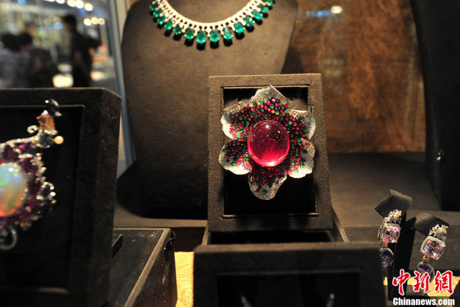 2013 Beijing Summer Jewelry Show kicks off on July, 4 and attracts nearly 200 jewelers with various jewels made of crystals, agates, ambers, rubies, jades, diamonds and other precious stones. (Chinanews.com/Jin Shuo)