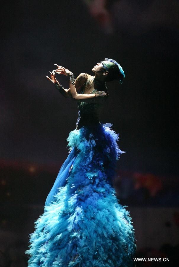 Chinese famous choreographer Yang Liping performs in her final dance drama "The Peacock" in Nanjing, capital of east China's Jiangsu Province, July 4, 2013. (Xinhua)