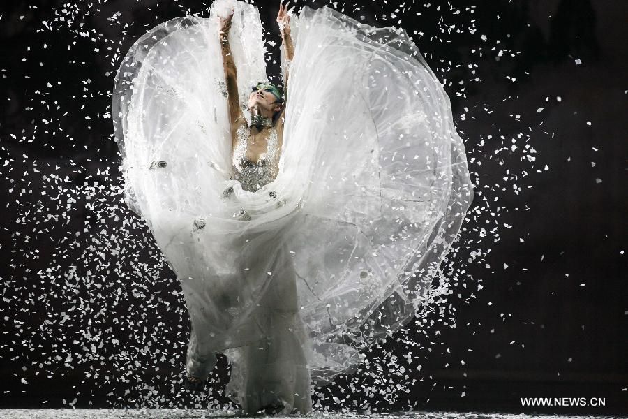 Chinese famous choreographer Yang Liping performs in her final dance drama "The Peacock" in Nanjing, capital of east China's Jiangsu Province, July 4, 2013. (Xinhua)